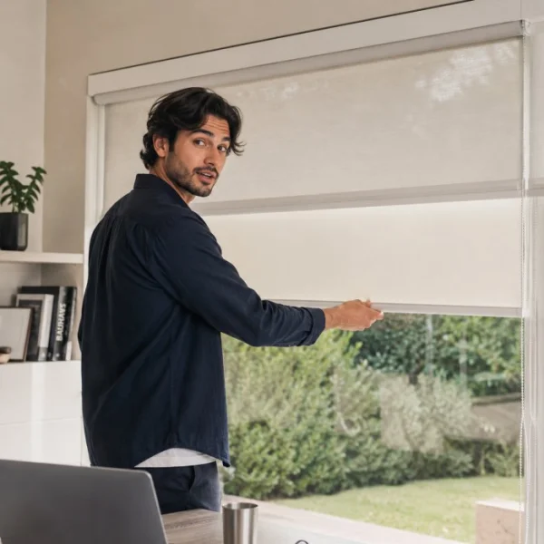 Cortinas roller a medida instaladas en un living moderno, ejemplo de diseño de Cortinas Prieto Roller - Imagen 2