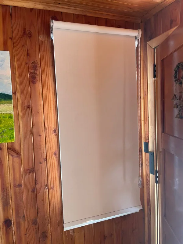 Instalación de cortinas roller a medida en una sala de estar moderna en Puerto Montt - Imagen 2