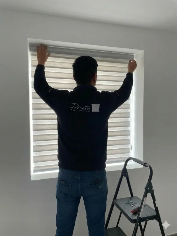 Instalación de cortinas roller a medida en una sala de estar moderna en Puerto Montt