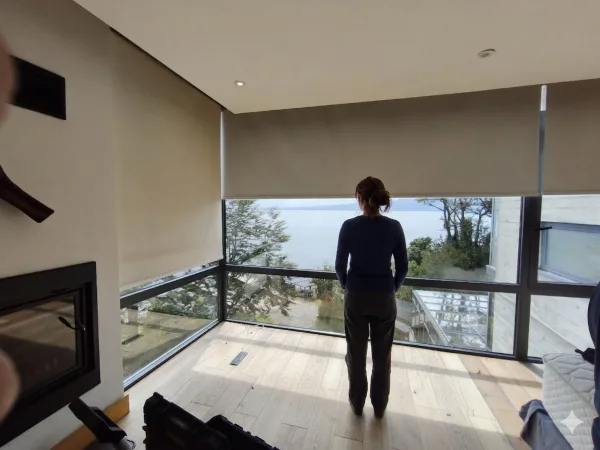 Cortinas roller sunscreen instaladas en living moderno con vista al exterior en Puerto Montt - Imagen 2