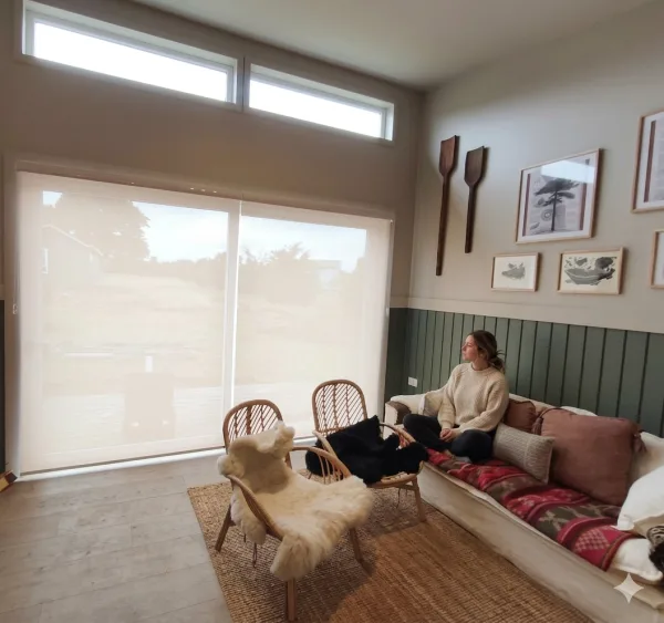 Cortinas roller sunscreen instaladas en living moderno con vista al exterior en Puerto Montt