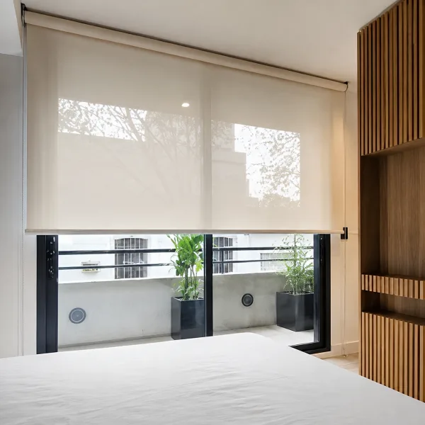 Zócalos laterales en cortinas roller a medida para mayor aislamiento de luz - Cortinas Prieto Roller - Imagen 3
