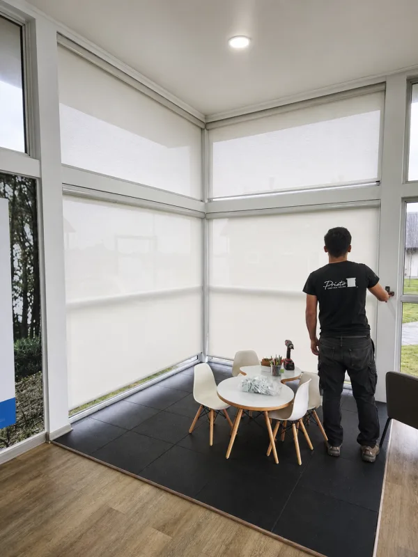 Cortinas roller a medida instaladas en ventana de un hogar en Puerto Montt